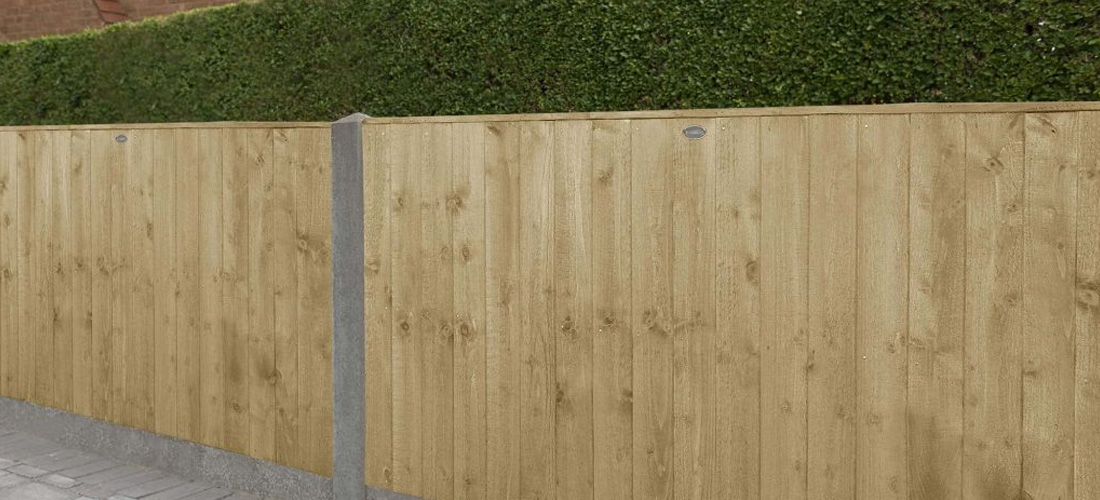 Closeboard fencing with hedge